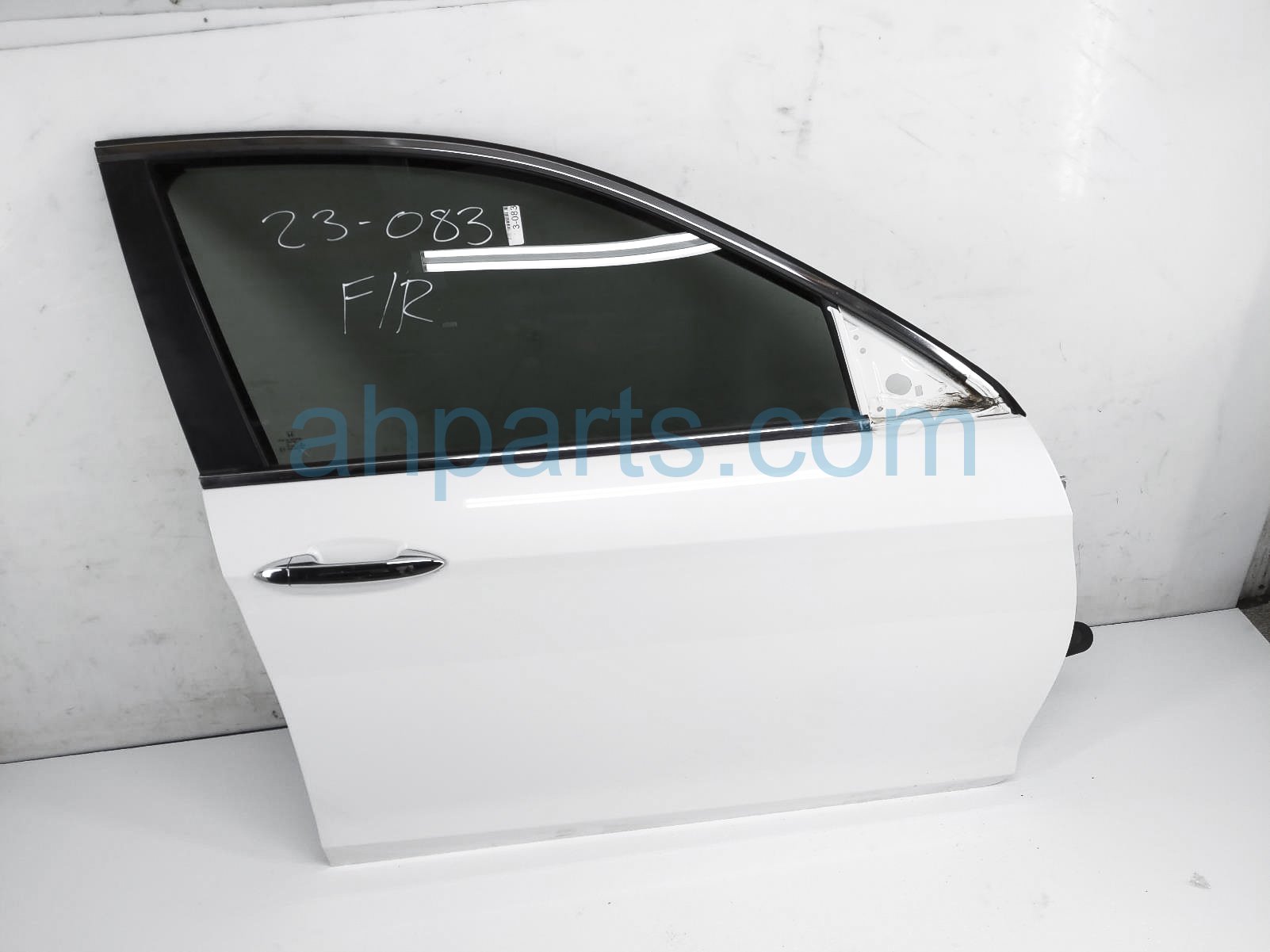 $699 Honda FR/RH DOOR - WHITE - NO MIRROR/TRIM