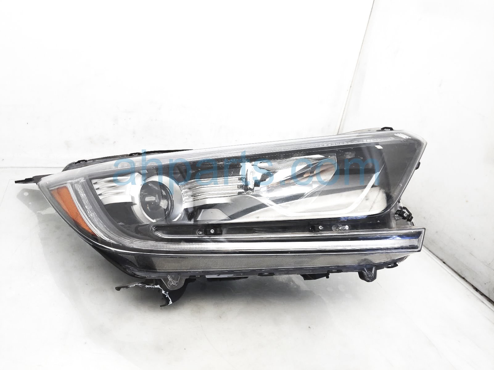 $145 Honda RH HEADLAMP / LIGHT - NIQ