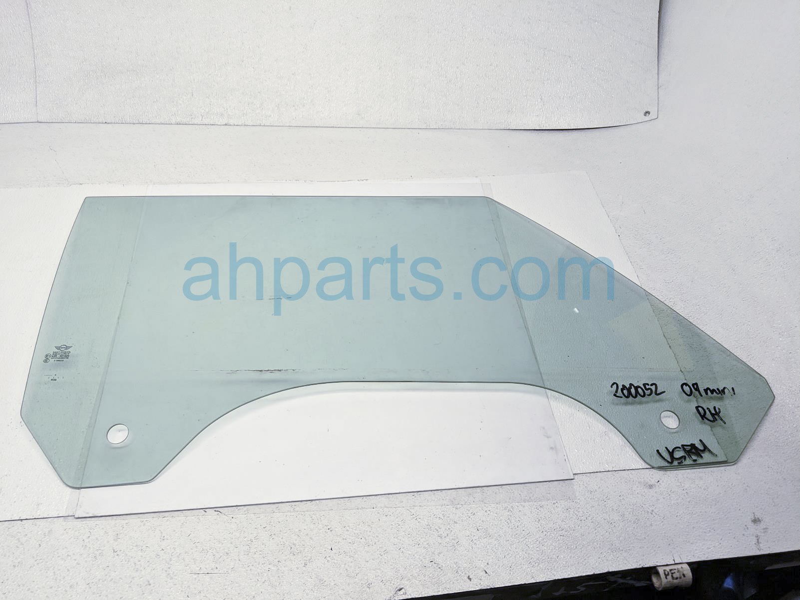 $65 BMW FR/RH DOOR GLASS WINDOW