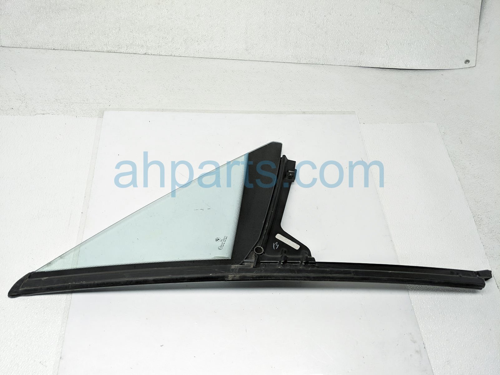 $75 BMW RH DOOR VENT GLASS WINDOW