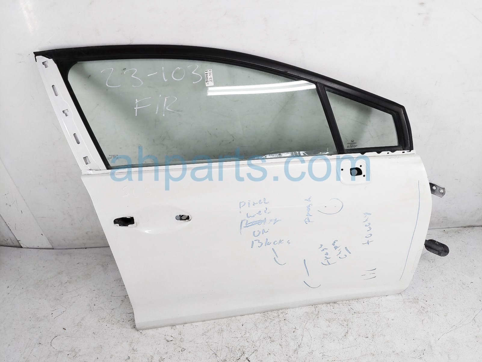 $599 Honda FR/RH DOOR - WHITE - NO MIRROR/TRIM