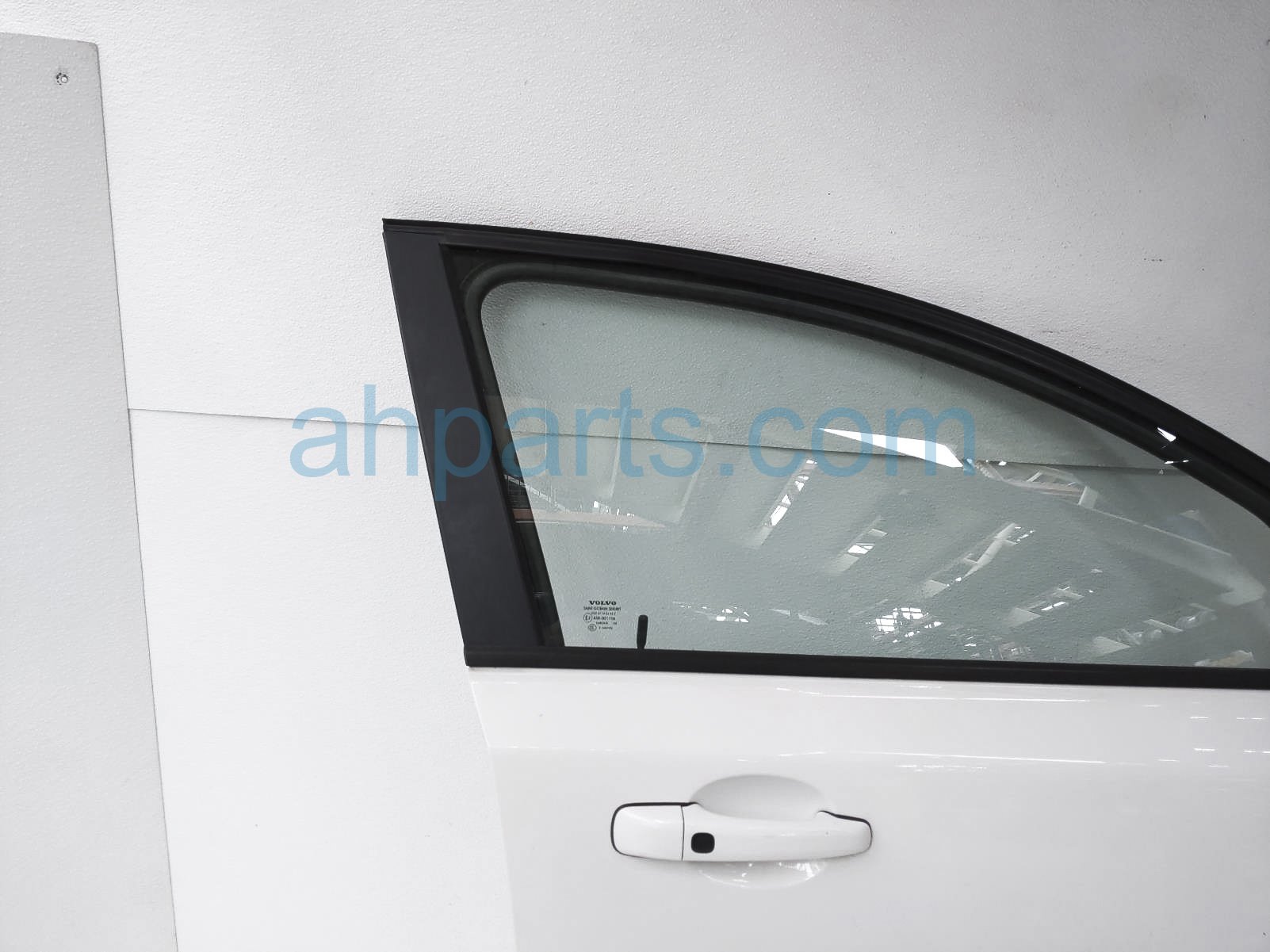 $150 Volvo FR/RH DOOR - WHITE - NO MIRROR/TRIM