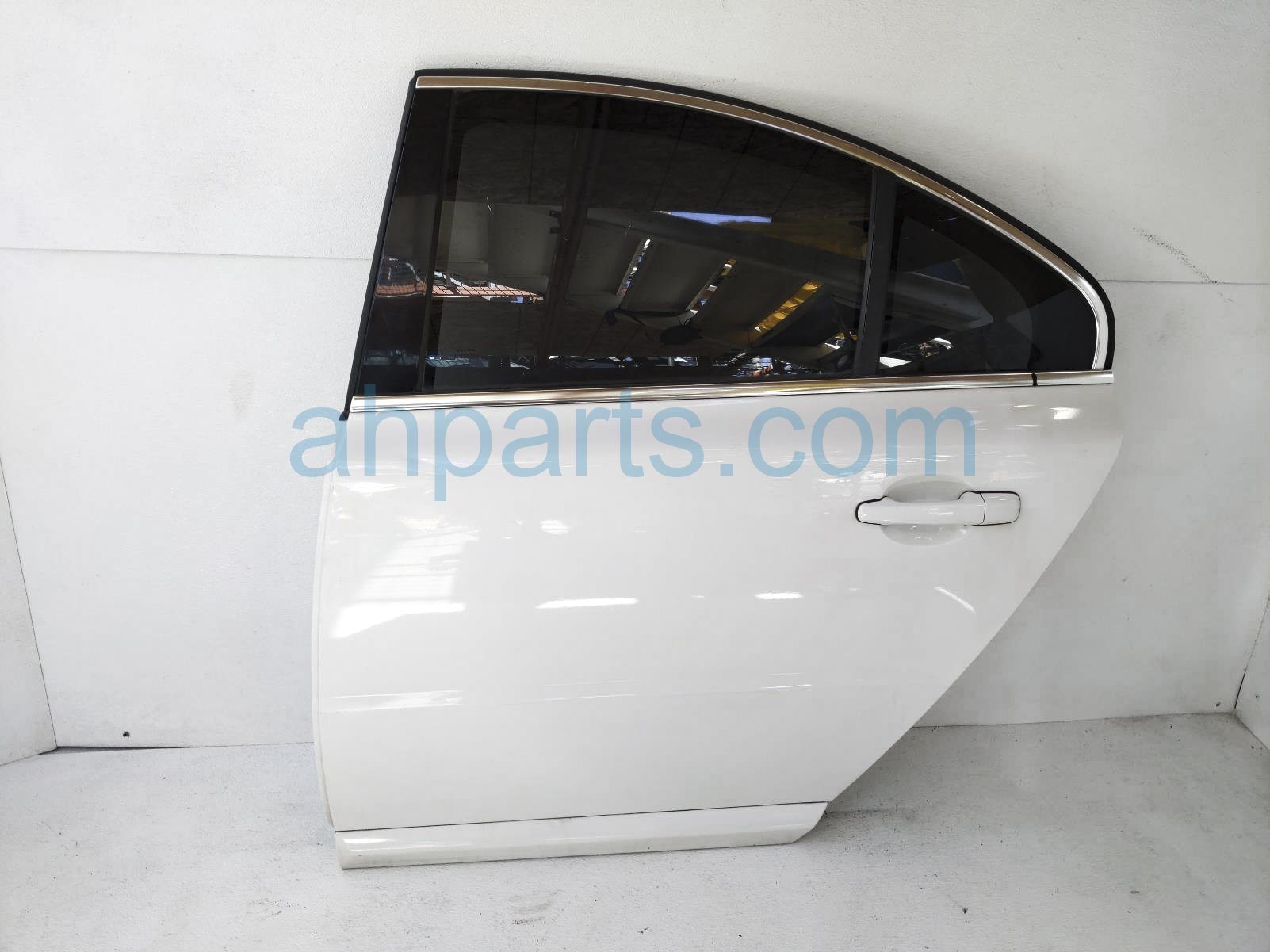 $225 Volvo RR/LH DOOR - WHITE - COMPLETE