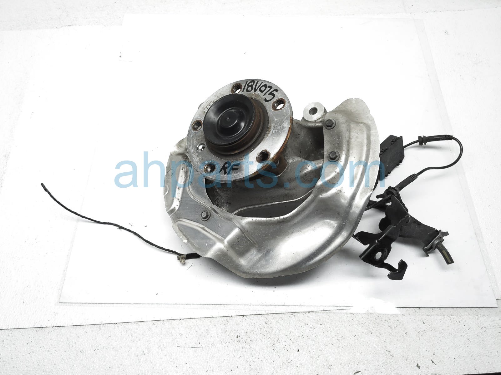 $65 Volvo FR/RH SPINDLE KNUCKLE HUB