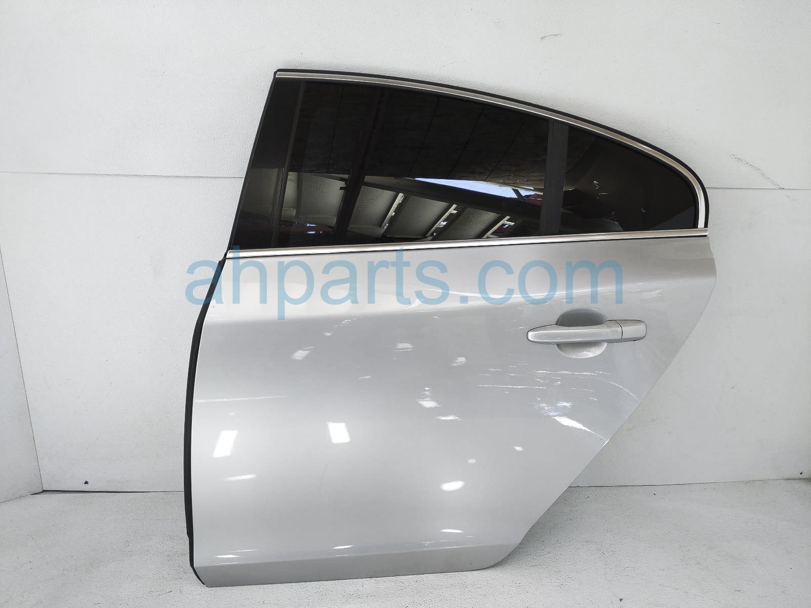 $199 Volvo RR/LH DOOR - SILVER - COMPLETE