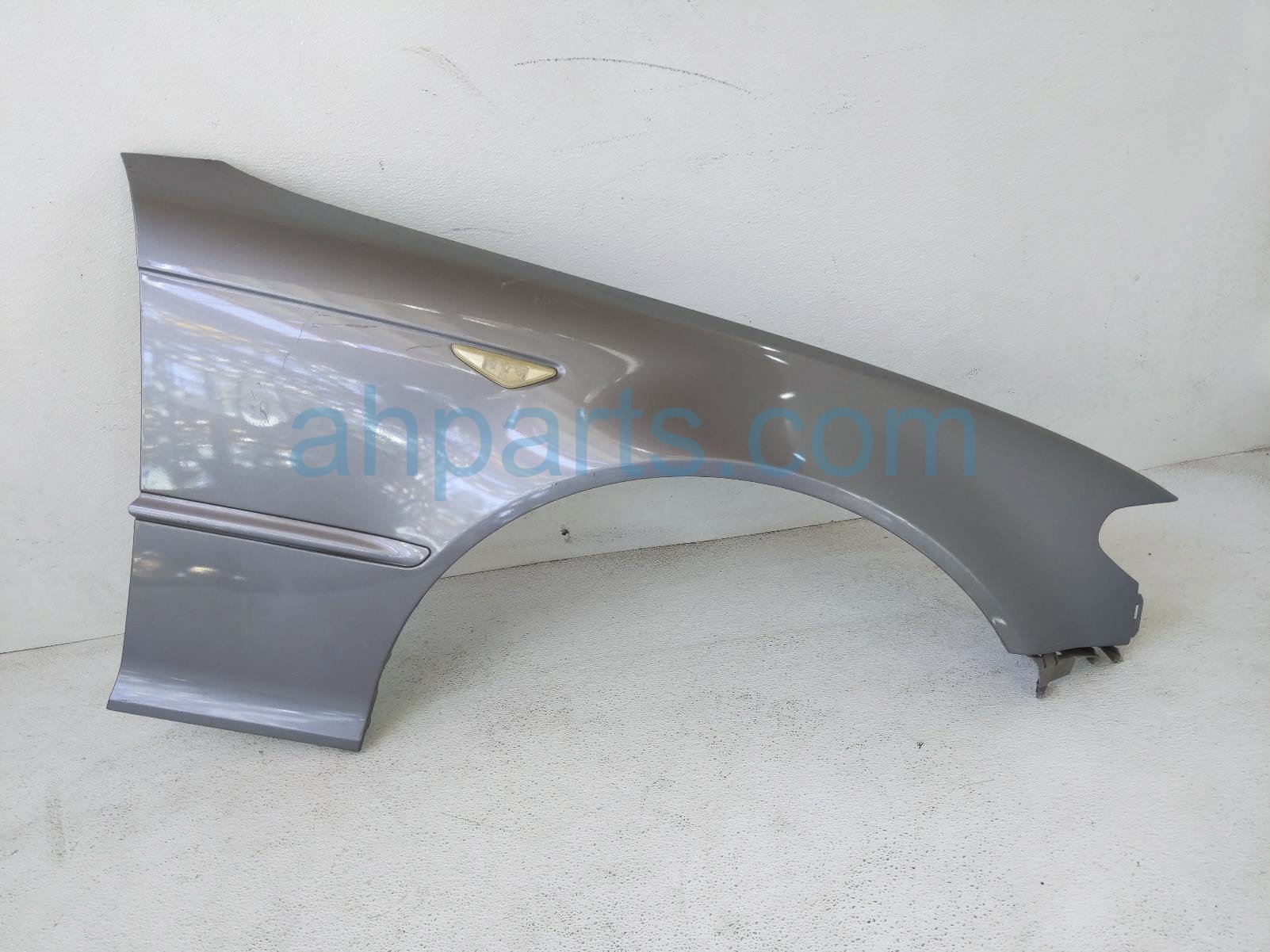 $79 BMW RH FENDER - SILVER - NOTES