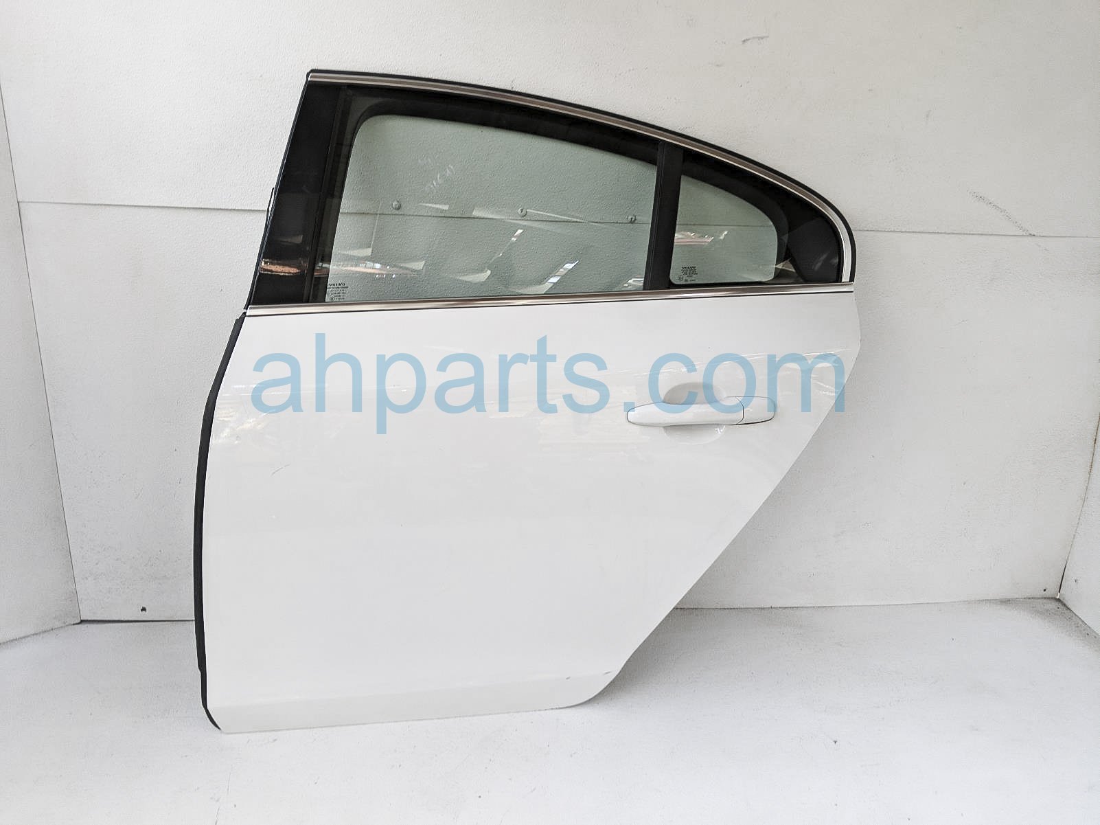 $199 Volvo RR/LH DOOR - WHITE - COMPLETE