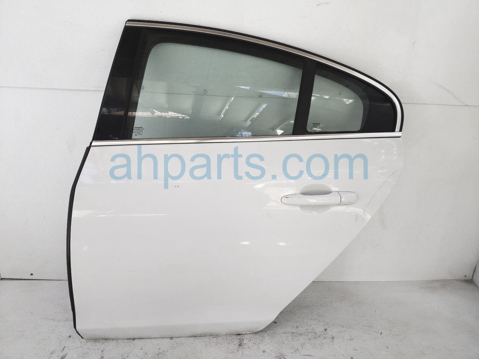 $199 Volvo RR/LH DOOR - WHITE -