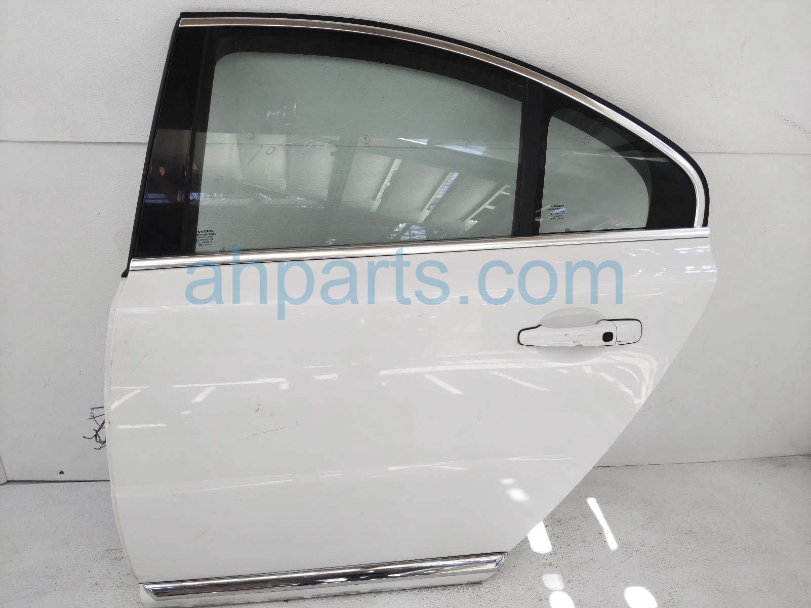 $225 Volvo RR/LH DOOR - WHITE