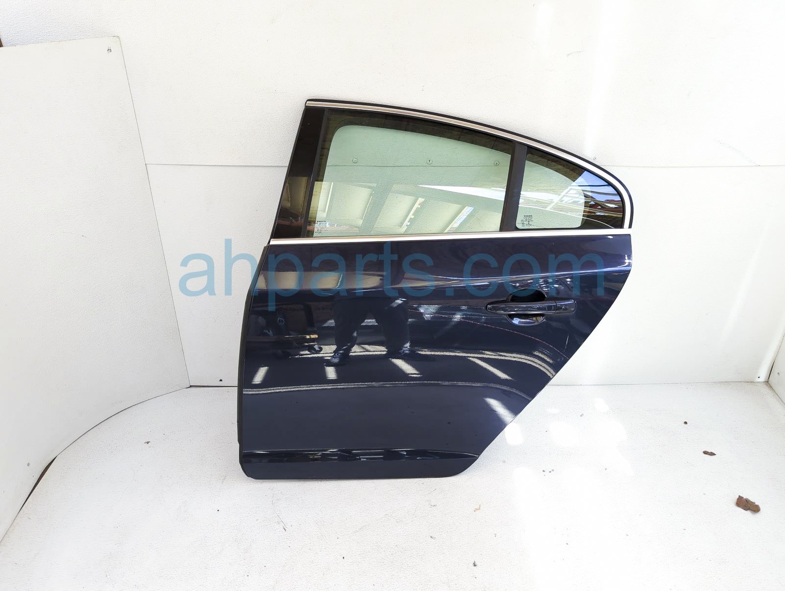 $199 Volvo RR/LH DOOR ASSEMBLY  W/TRIM - BLUE