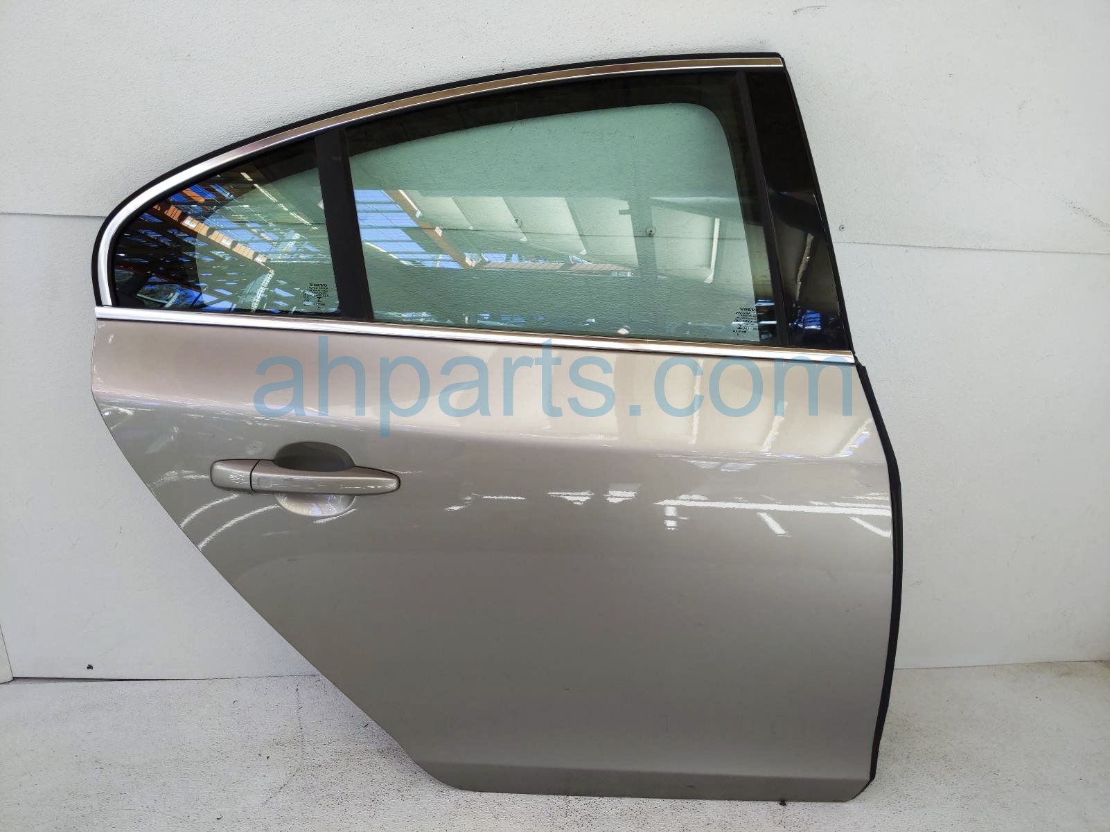 $199 Volvo RR/RH DOOR ASSEMBLY - SILVER