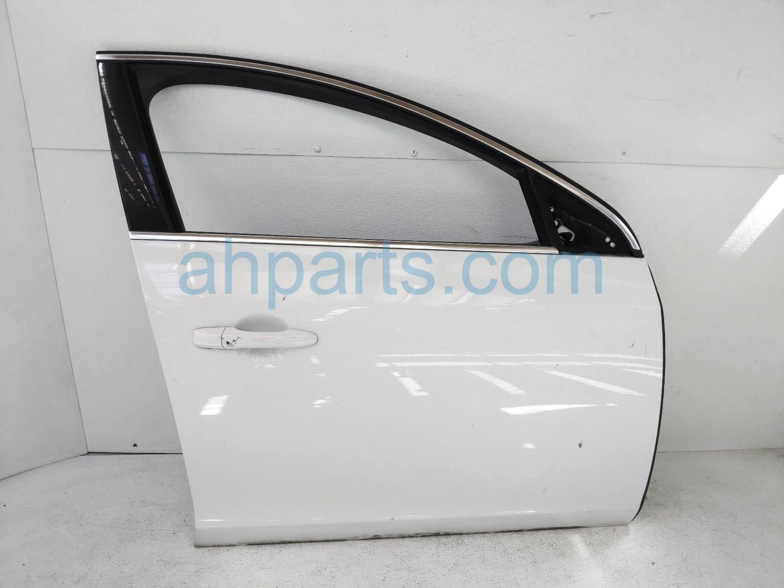 $249 Volvo FR/RH DOOR ASSY - WHITE - WITH TRIM