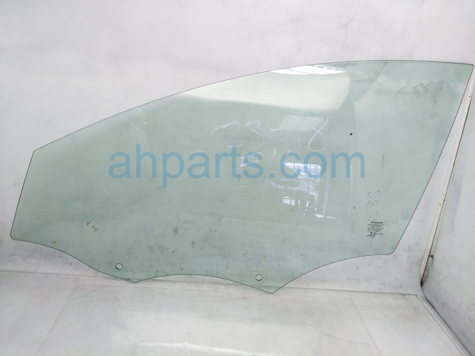 $150 Volvo FR/LH DOOR GLASS - LAMINATED