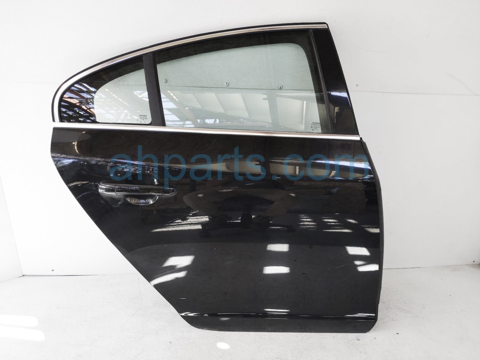 $199 Volvo RR/RH DOOR ASSEMBLY - BLACK