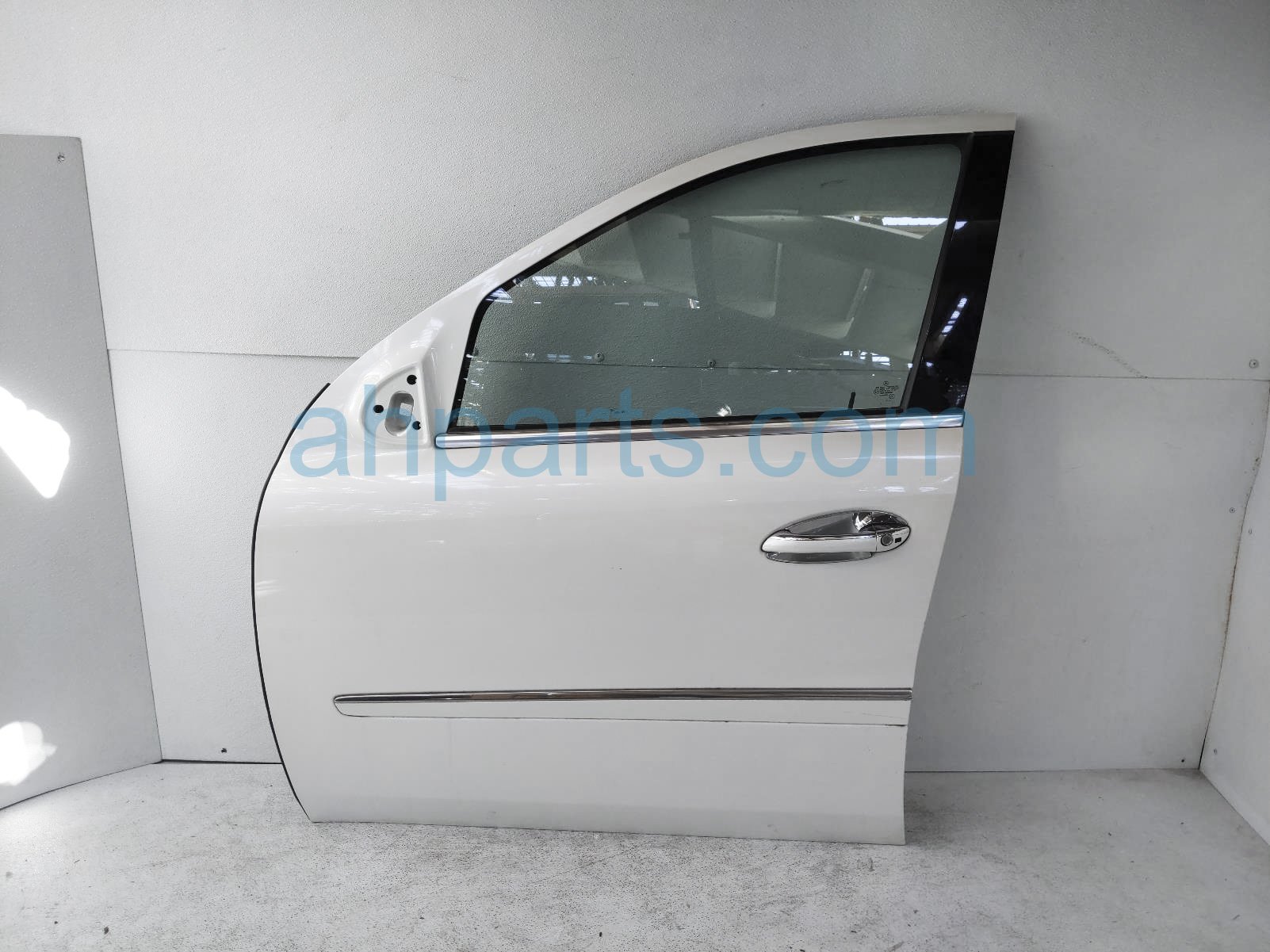 $300 Mercedes FR/LH DOOR - WHITE - NO MIRROR/TRIM