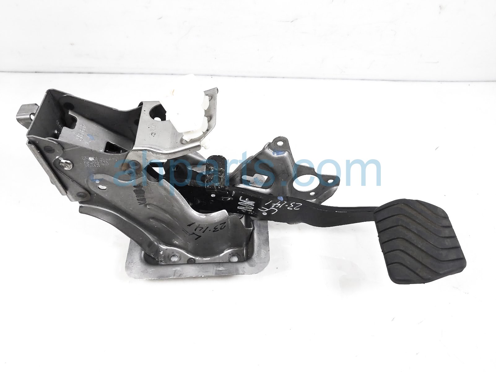 $30 Nissan BRAKE PEDAL & BRACKET ASSY