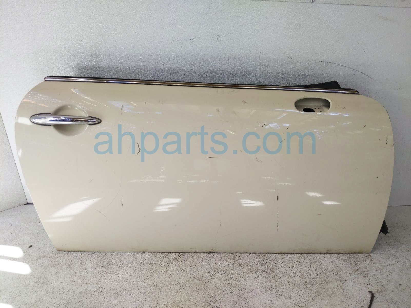 $150 BMW RH DOOR - WHITE - COMPLETE - NIQ