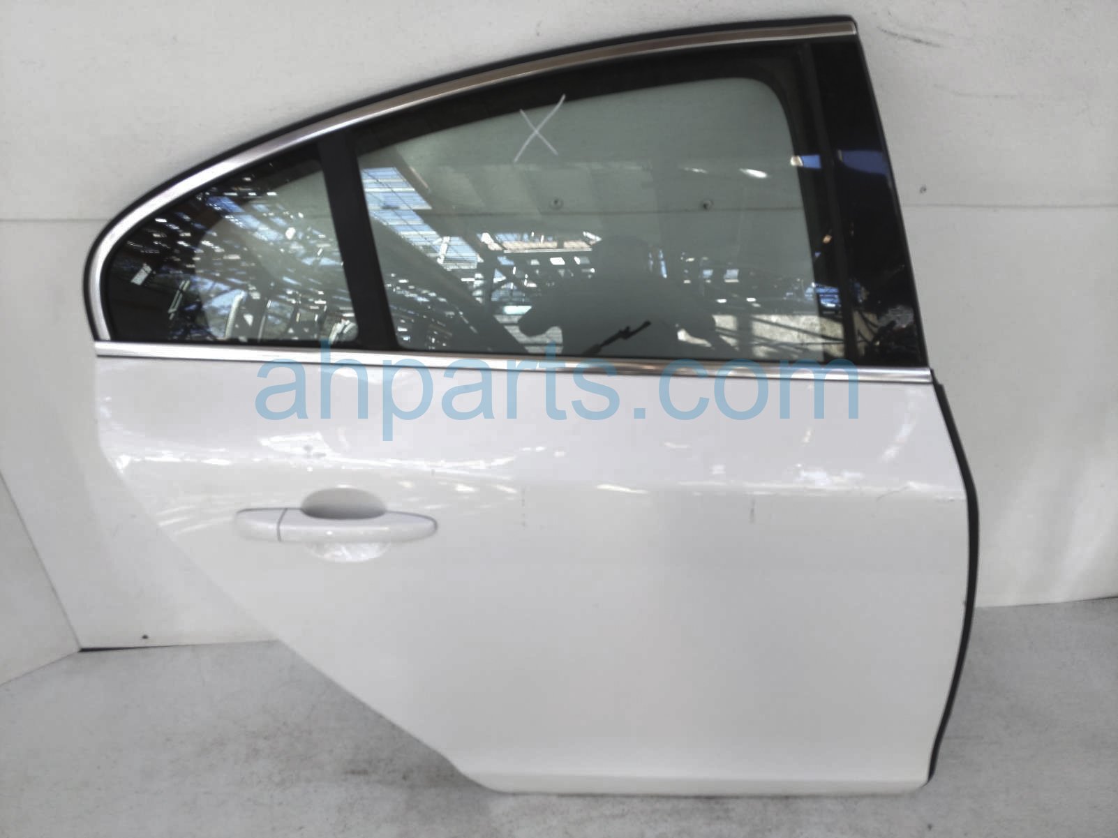 $199 Volvo RR/RH DOOR ASSEMBLY - WHITE