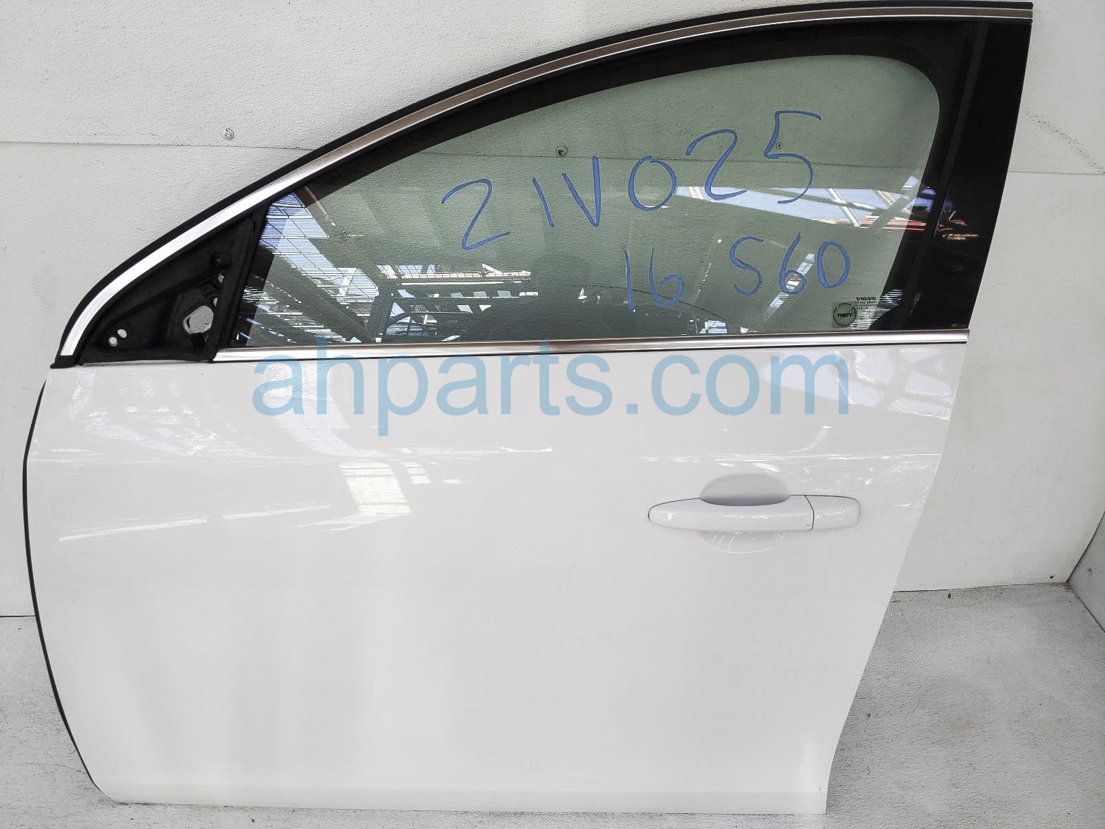 $300 Volvo FR/LH DOOR - WHITE - NO INSIDE TRIM