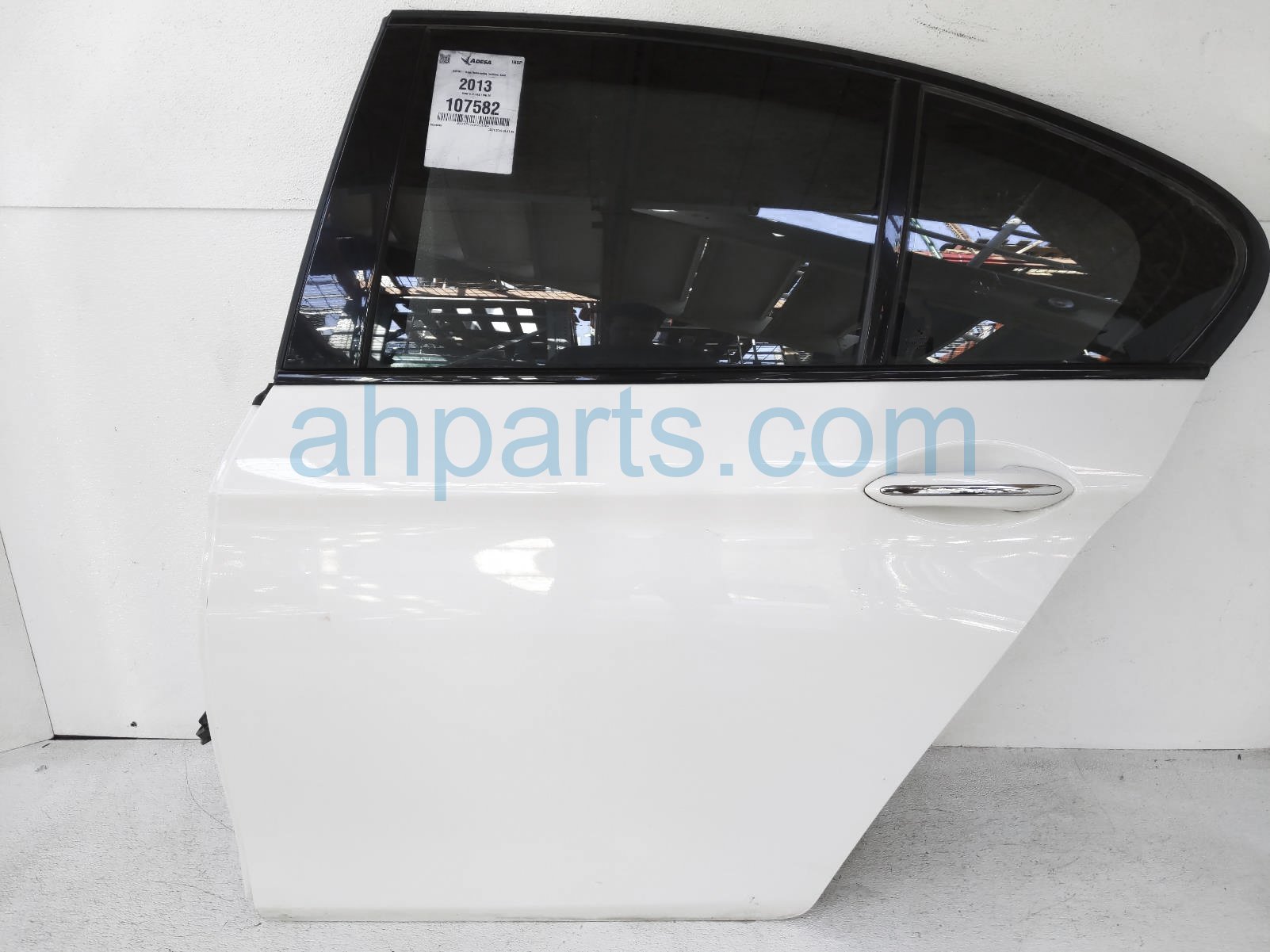 $245 BMW RR/LH DOOR ASSY- WHITE - WITH TRIM