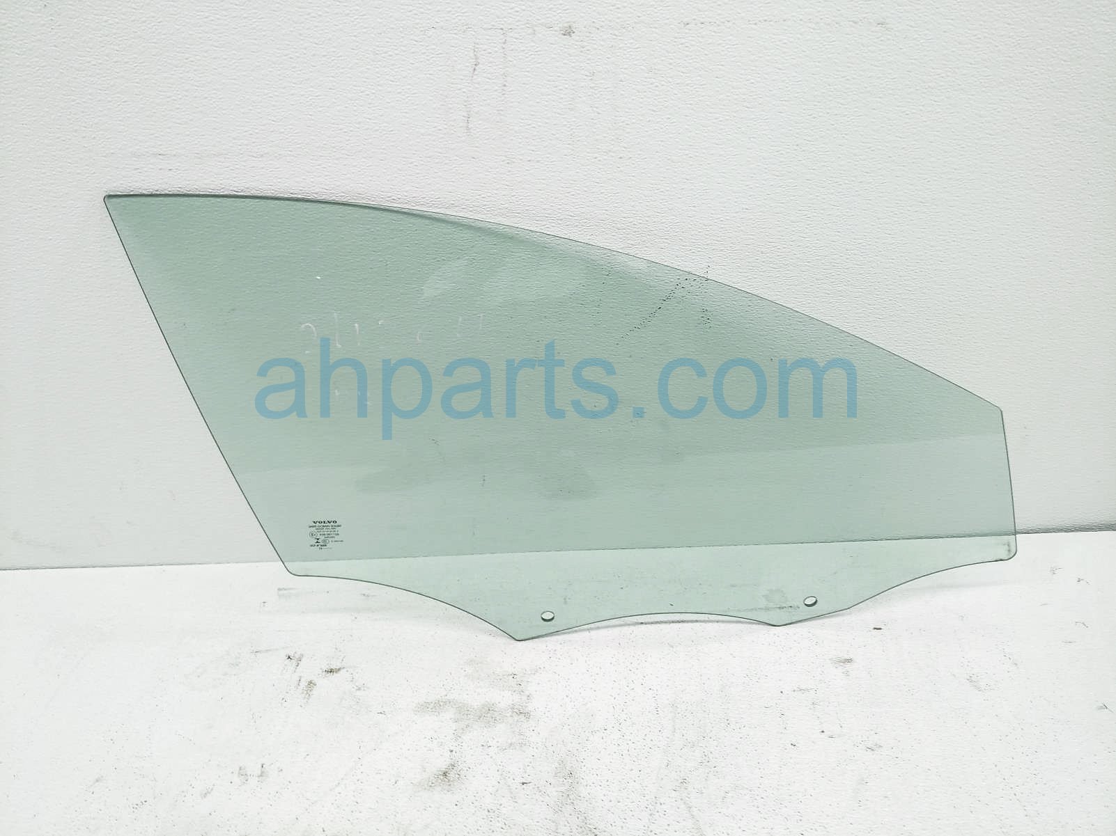 $89 Volvo FR/RH DOOR WINDOW GLASS