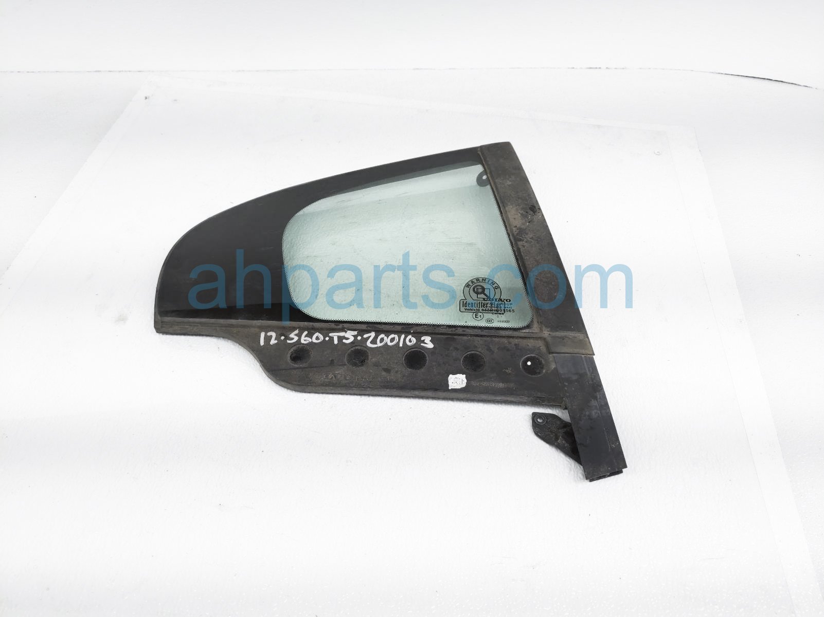 $50 Volvo RR/RH DOOR VENT GLASS