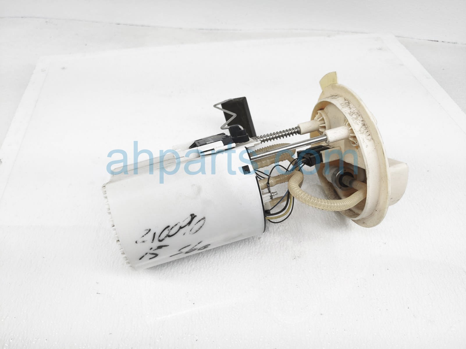 $109 Volvo GAS / FUEL PUMP ASSEMBLY - 2.0L