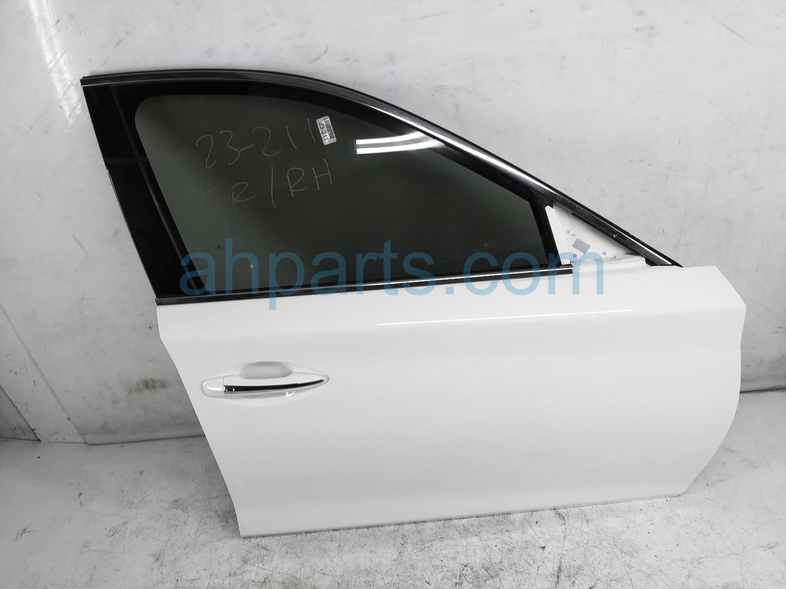 $499 Infiniti FR/RH DOOR - WHITE - NO MIRROR/TRIM