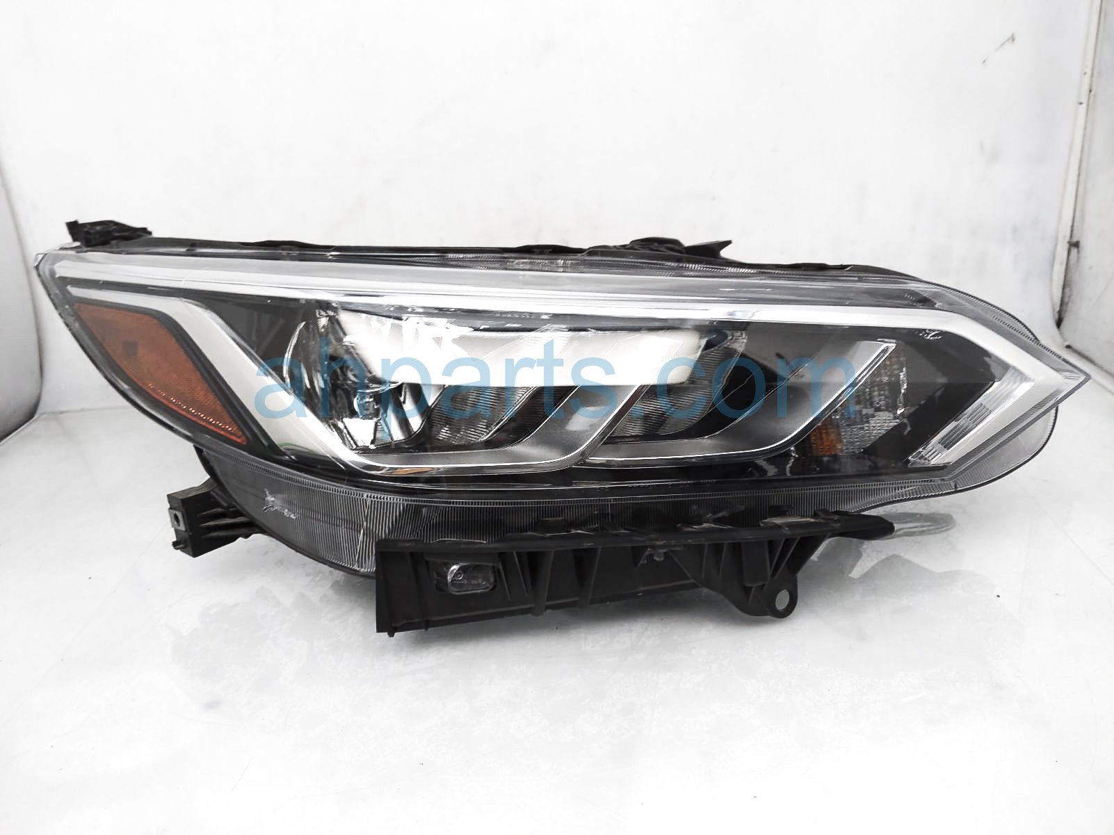 $315 Nissan RH HEADLAMP / LIGHT ASSY