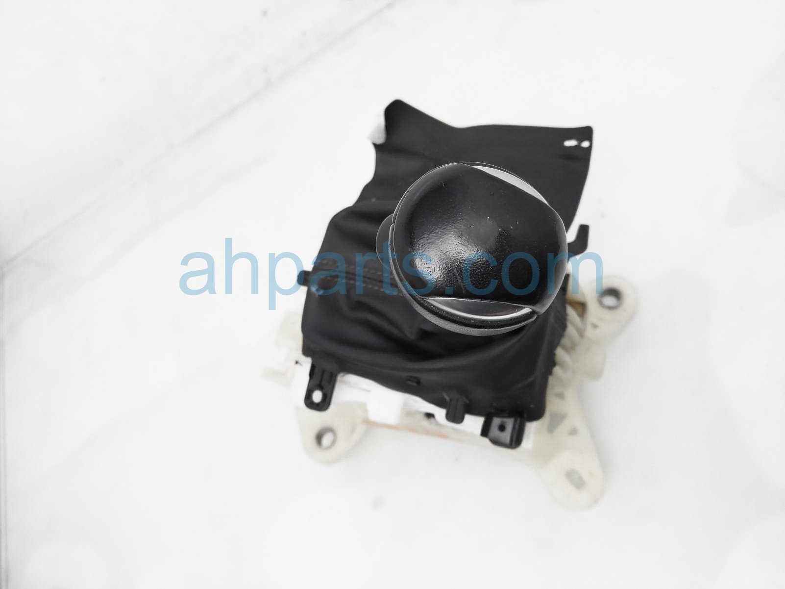 $65 Mazda A/T FLOOR SHIFTER ASSY W/BOOT