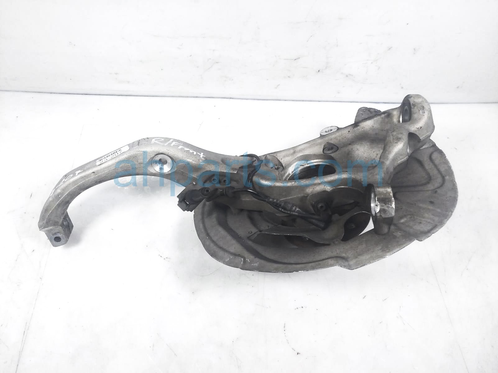 $125 BMW FR/RH SPINDLE KNUCKLE W/HUB ASSY