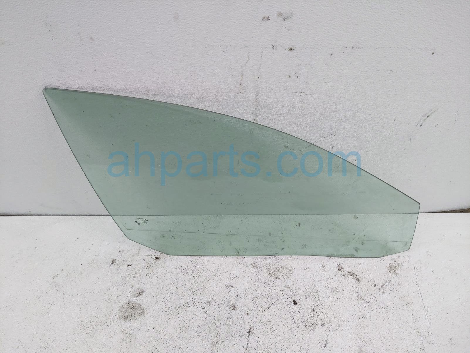 $75 Volvo FR/RH DOOR GLASS WINDOW