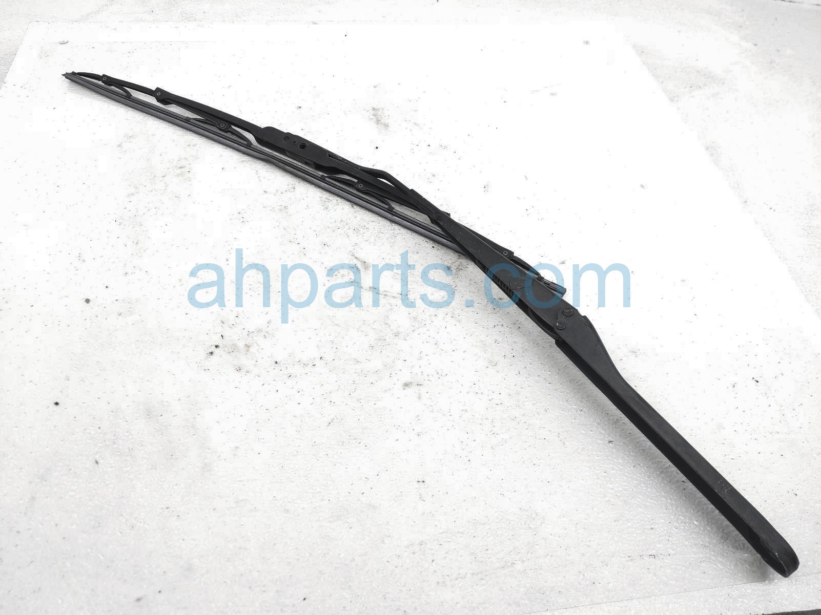 $25 BMW RH WINDSHIELD WIPER ARM (WITH BLADE)