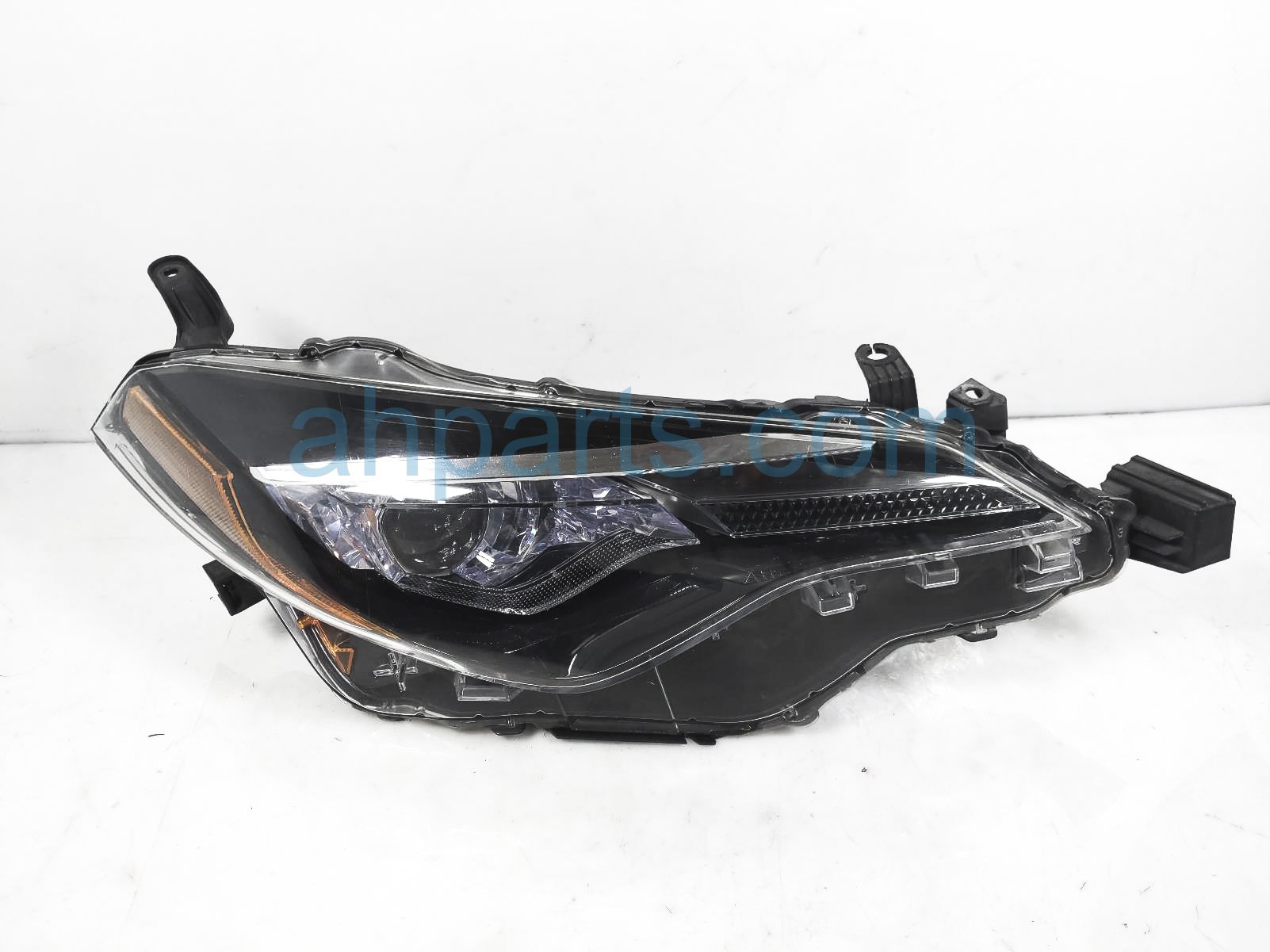 $475 Toyota RH HEAD LAMP / LIGHT