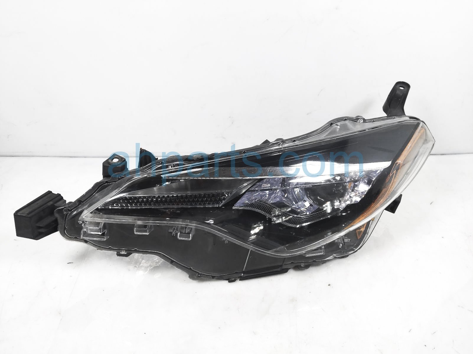 $425 Toyota LH SIDE HEADLAMP / LIGHT