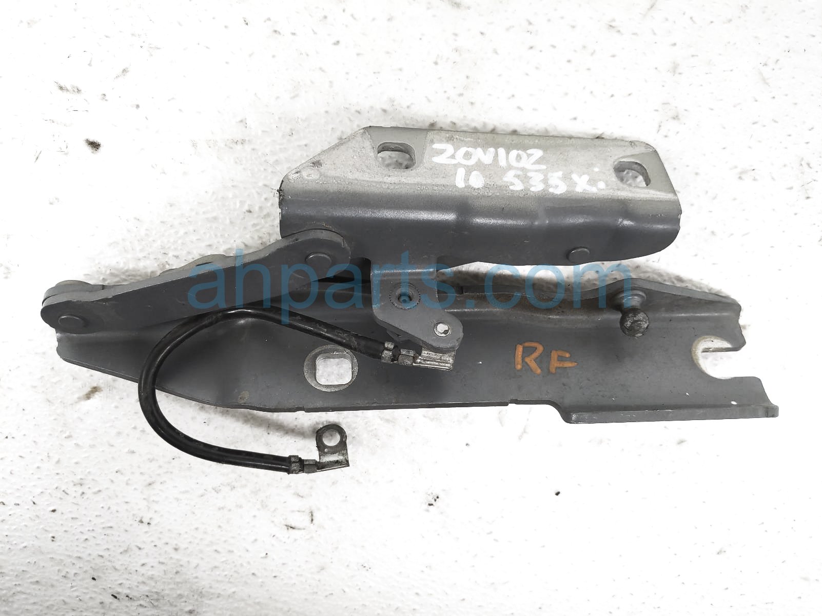 $15 BMW FR/RH HOOD HINGE - WGN