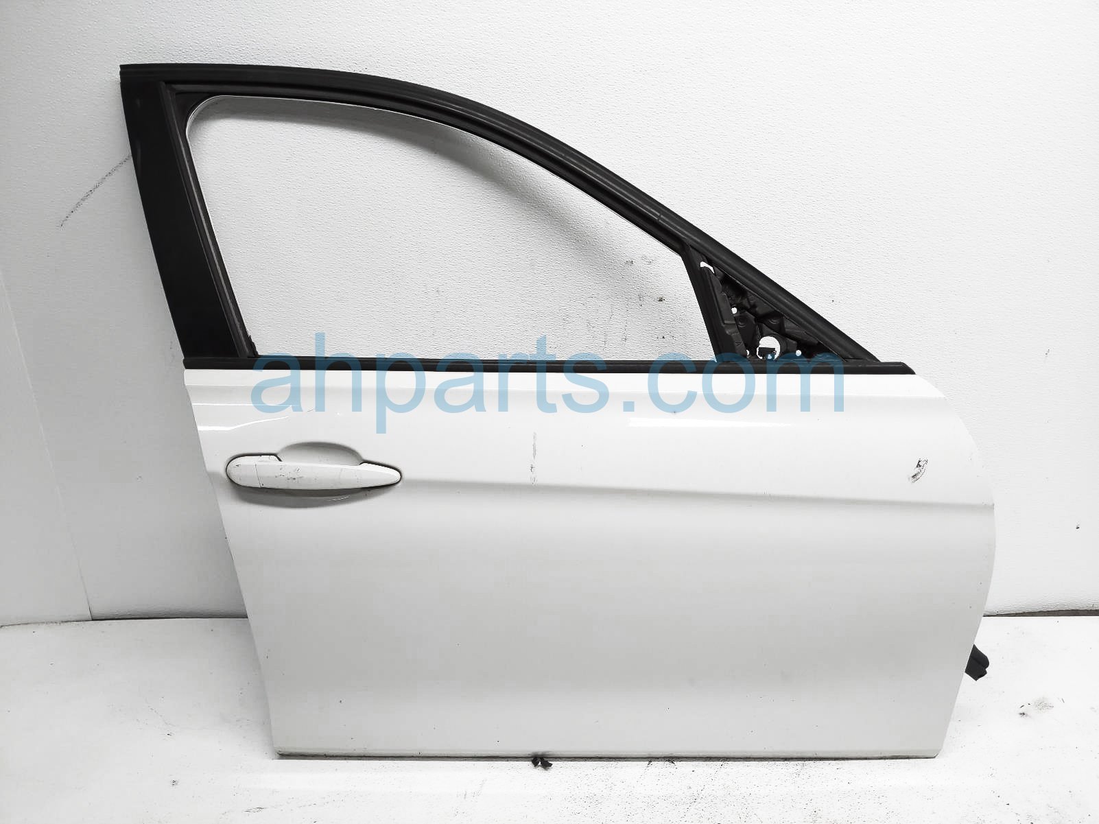 $350 BMW FR/RH DOOR - WHITE - W/O MIRROR TRIM