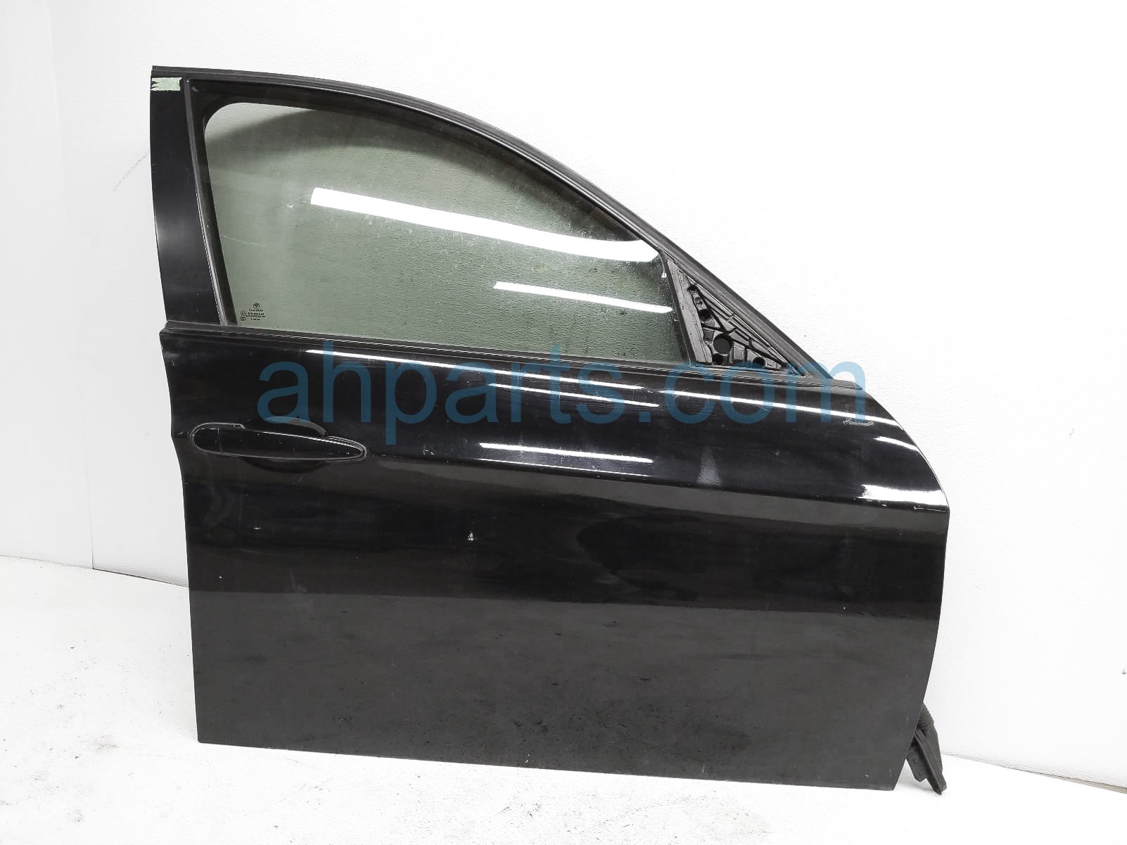 $150 BMW FR/RH DOOR - BLACK - NO MIRROR/TRIM