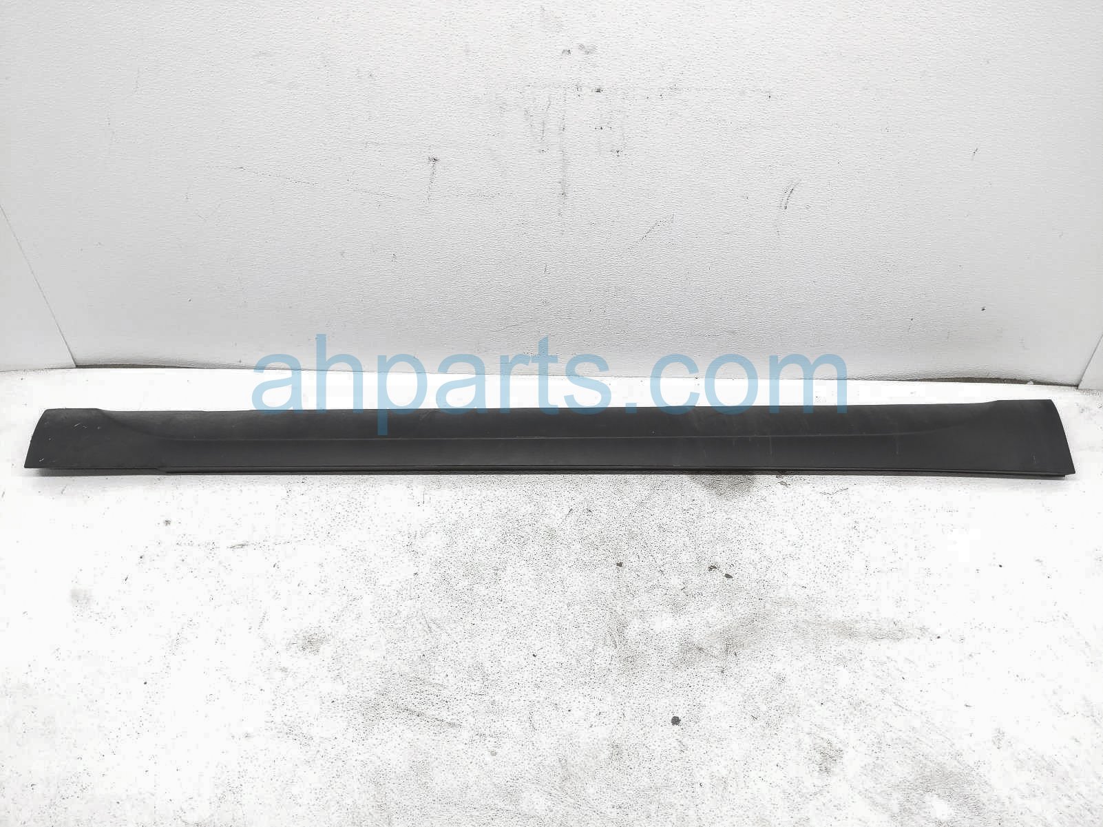 $90 BMW RH SIDE SKIRT / ROCKER MOLDING - BLK