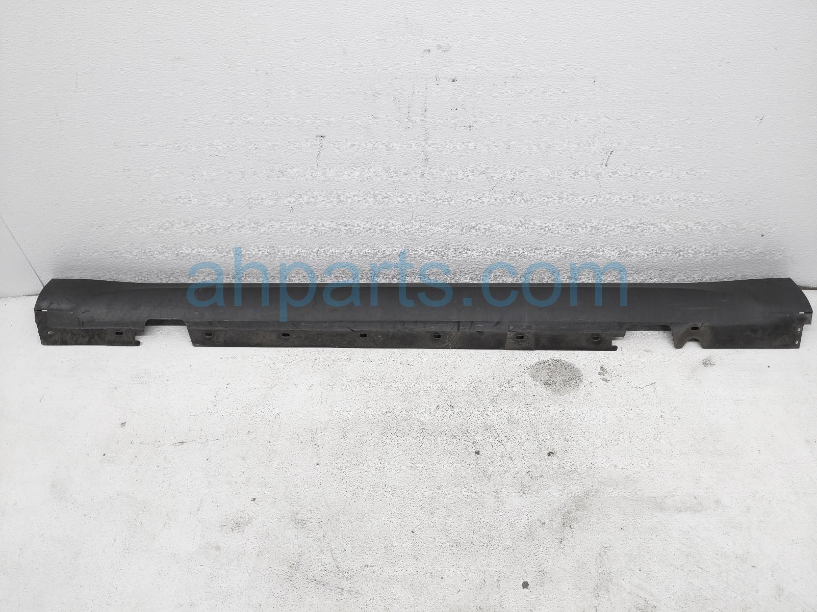 $90 BMW LH SIDE SKIRT / ROCKER MOLDING - BLK