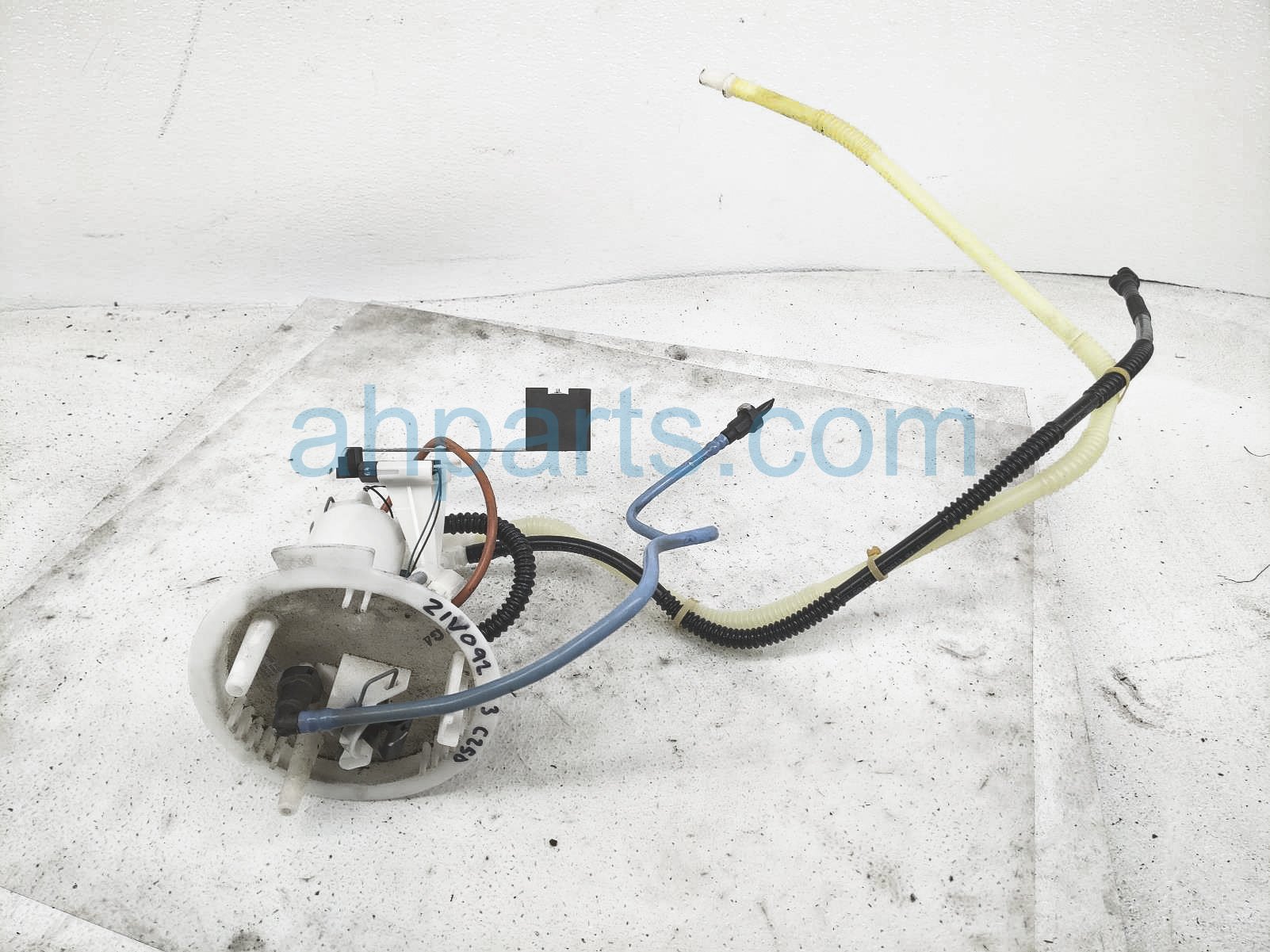 $40 Mercedes LH FUEL SUCTION JET PUMP (ON TANK)