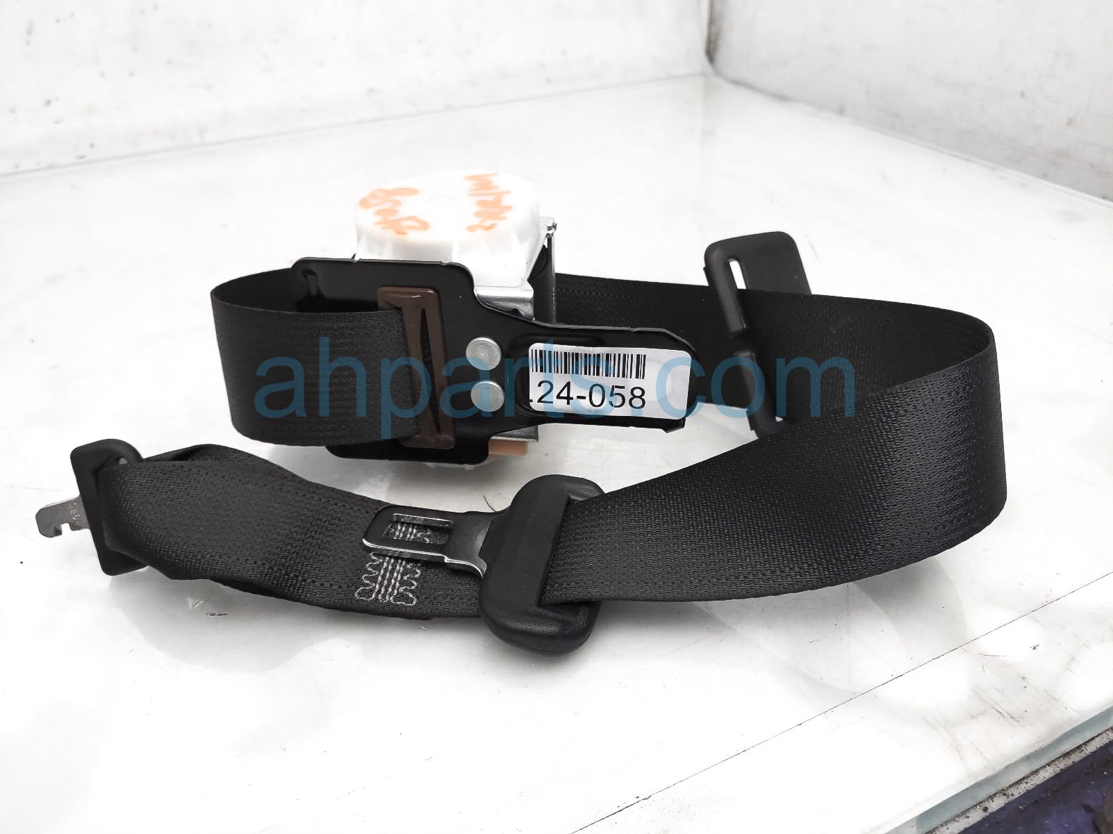 $65 Toyota 2ND ROW MID SEAT BELT - BLACK