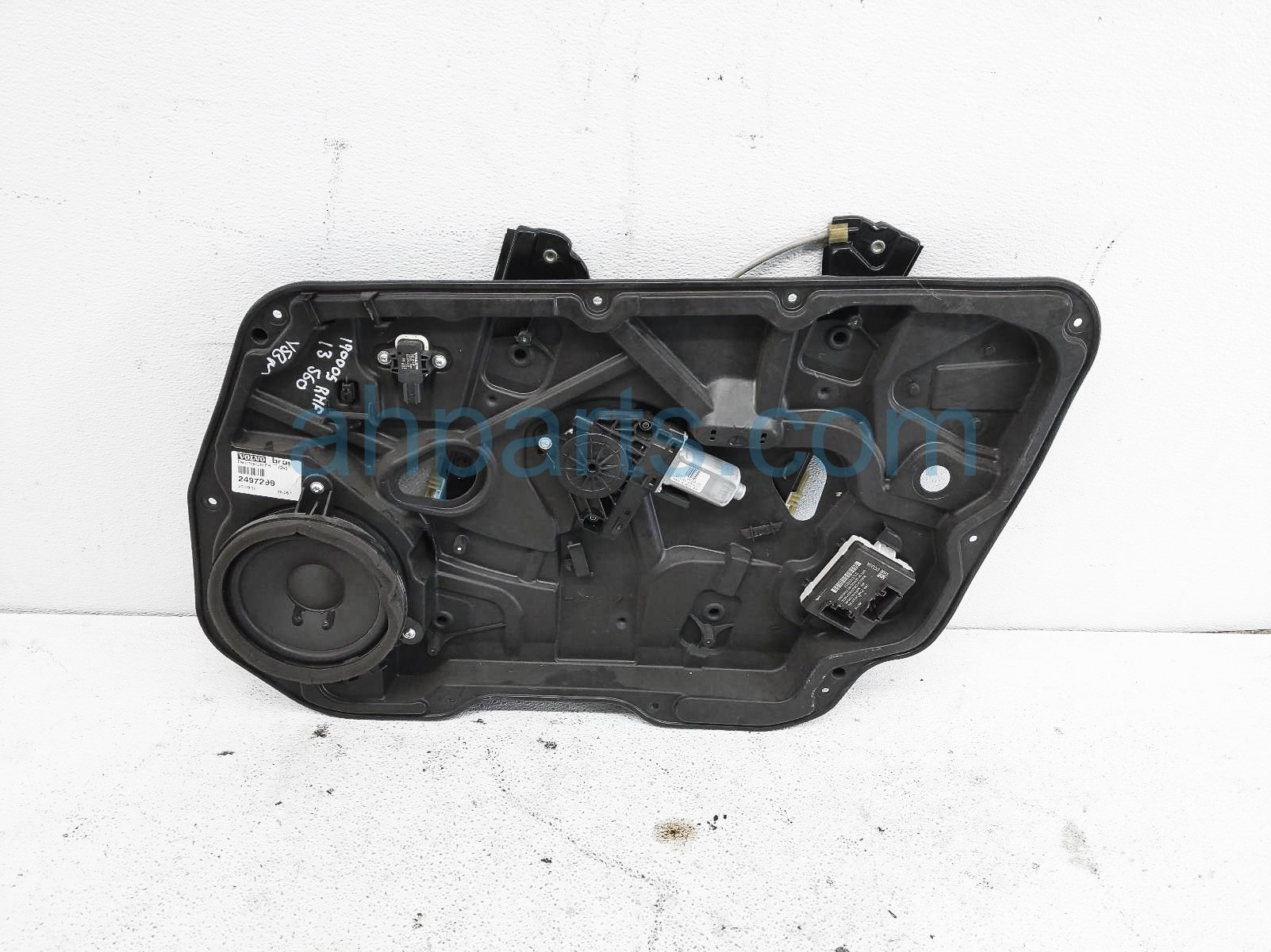 $50 Volvo FR/RH WINDOW REGULATOR & MOTOR ASSY