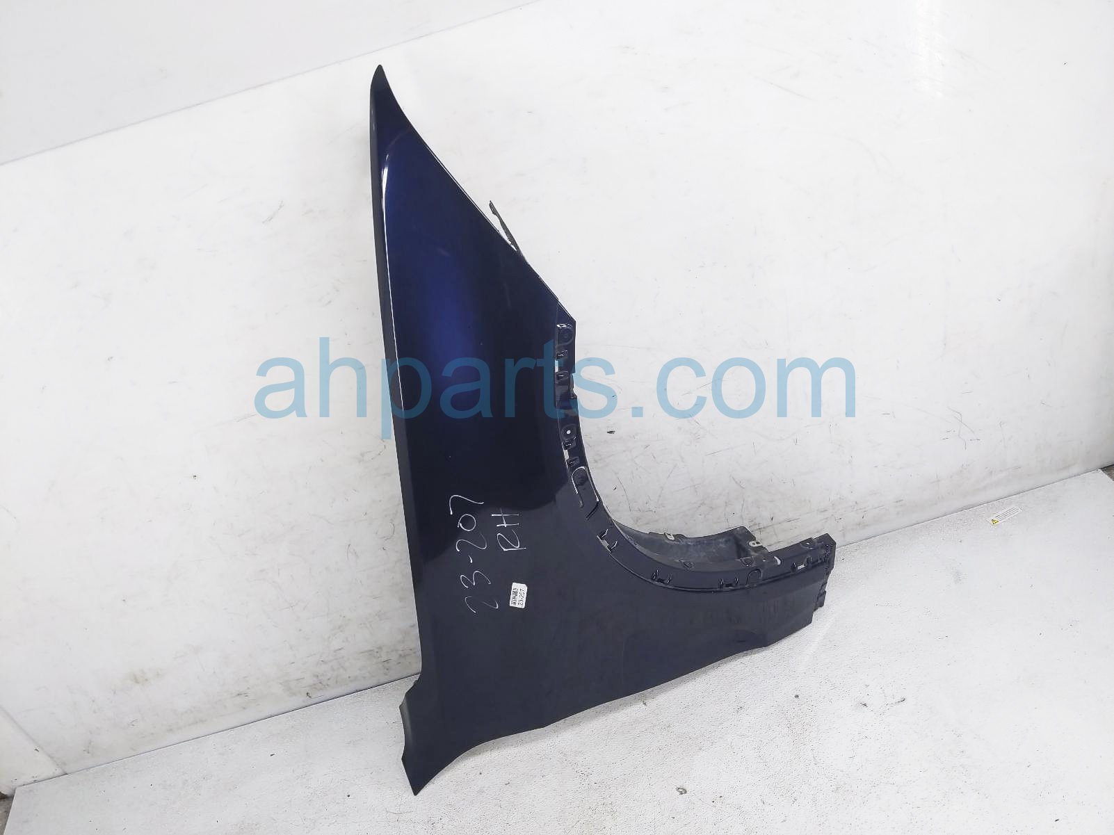 $325 BMW RH FENDER - BLUE