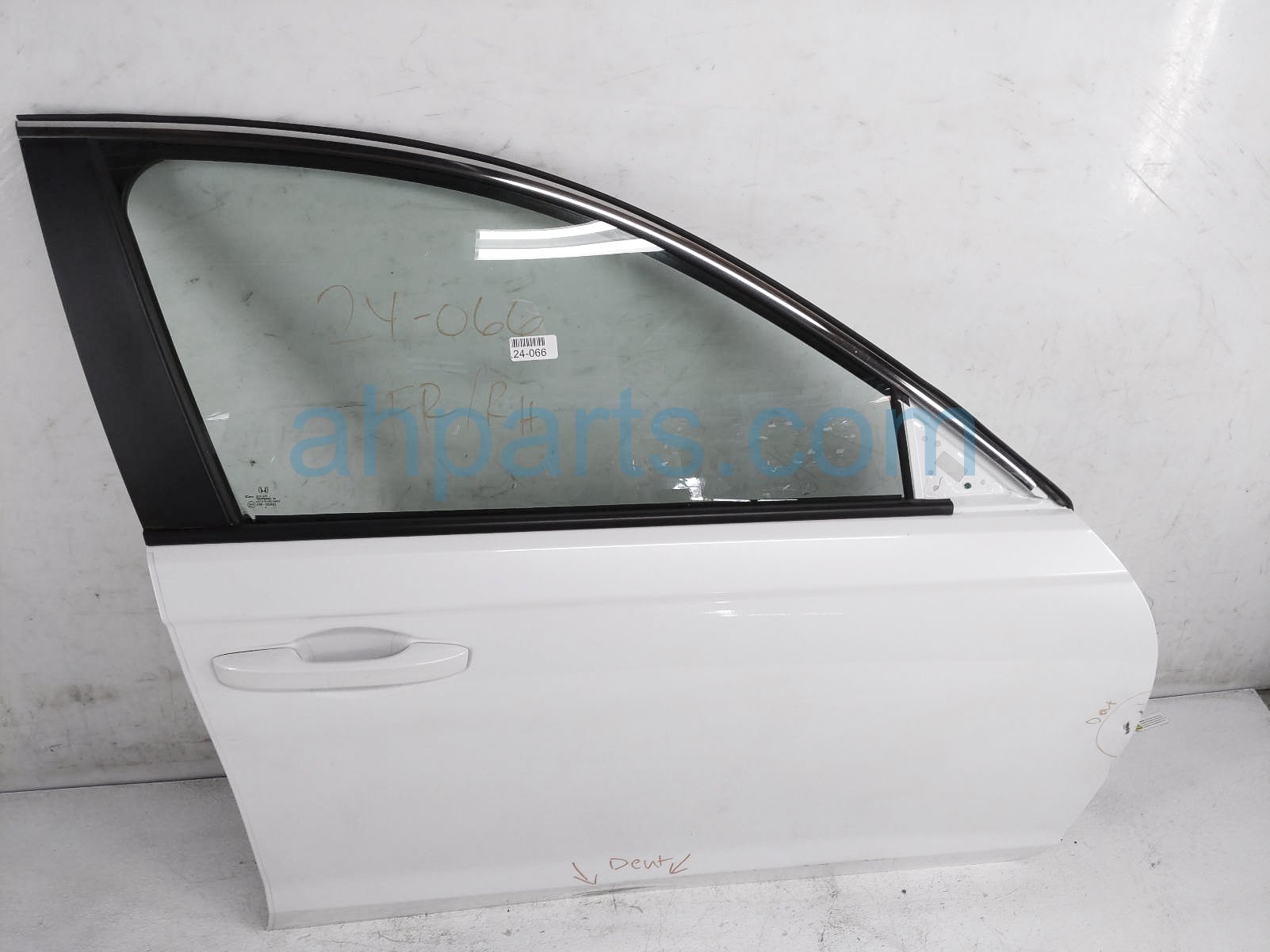 $999 Honda FR/RH DOOR - WHITE - NO MIRROR/TRIM*