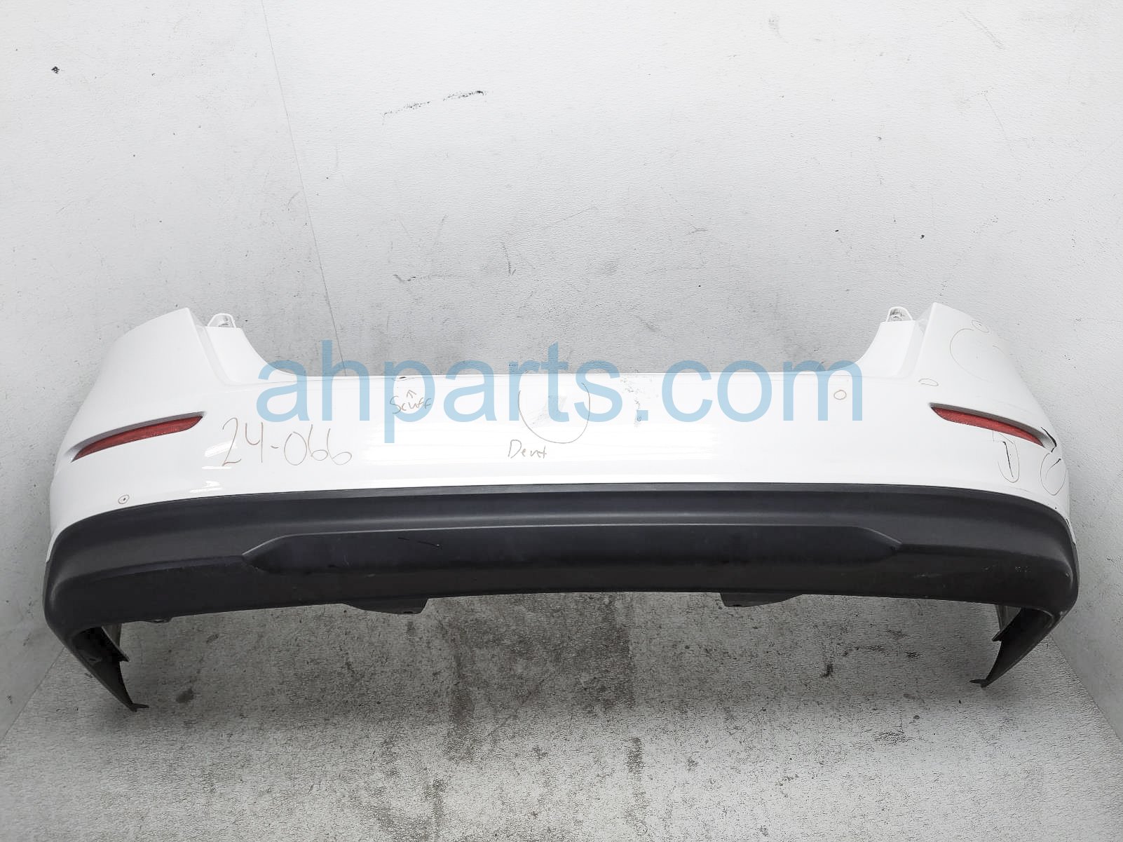 $500 Honda REAR BUMPER COVER - WHITE - NOTES