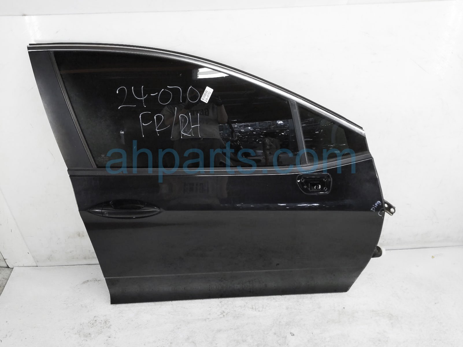 $500 Honda FR/RH DOOR - BLACK - NO MIRROR/TRIM*