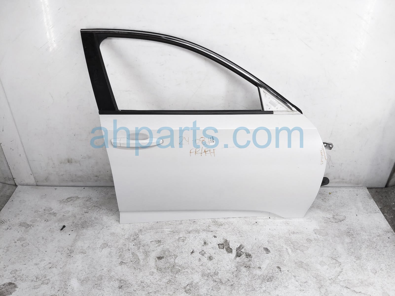 $799 Honda FR/RH DOOR - WHITE - NO MIRROR/TRIM*