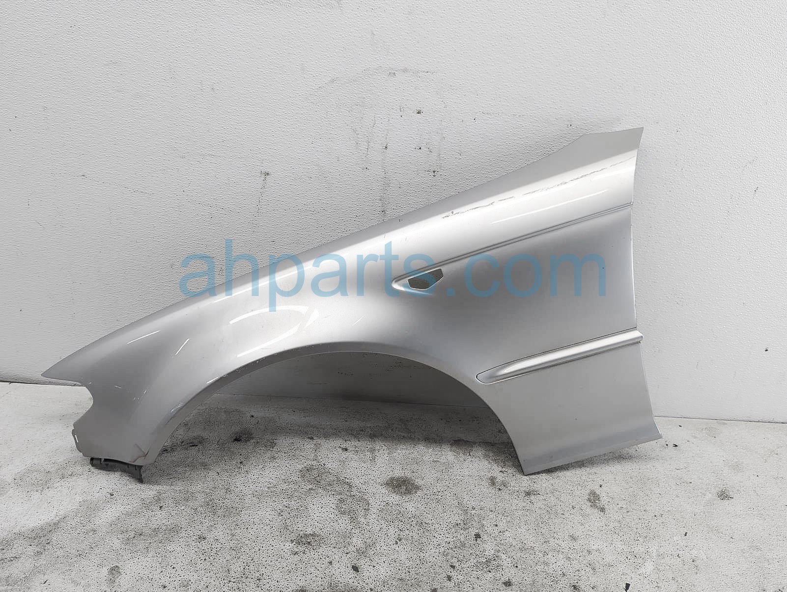 $90 BMW LH FENDER - SILVER