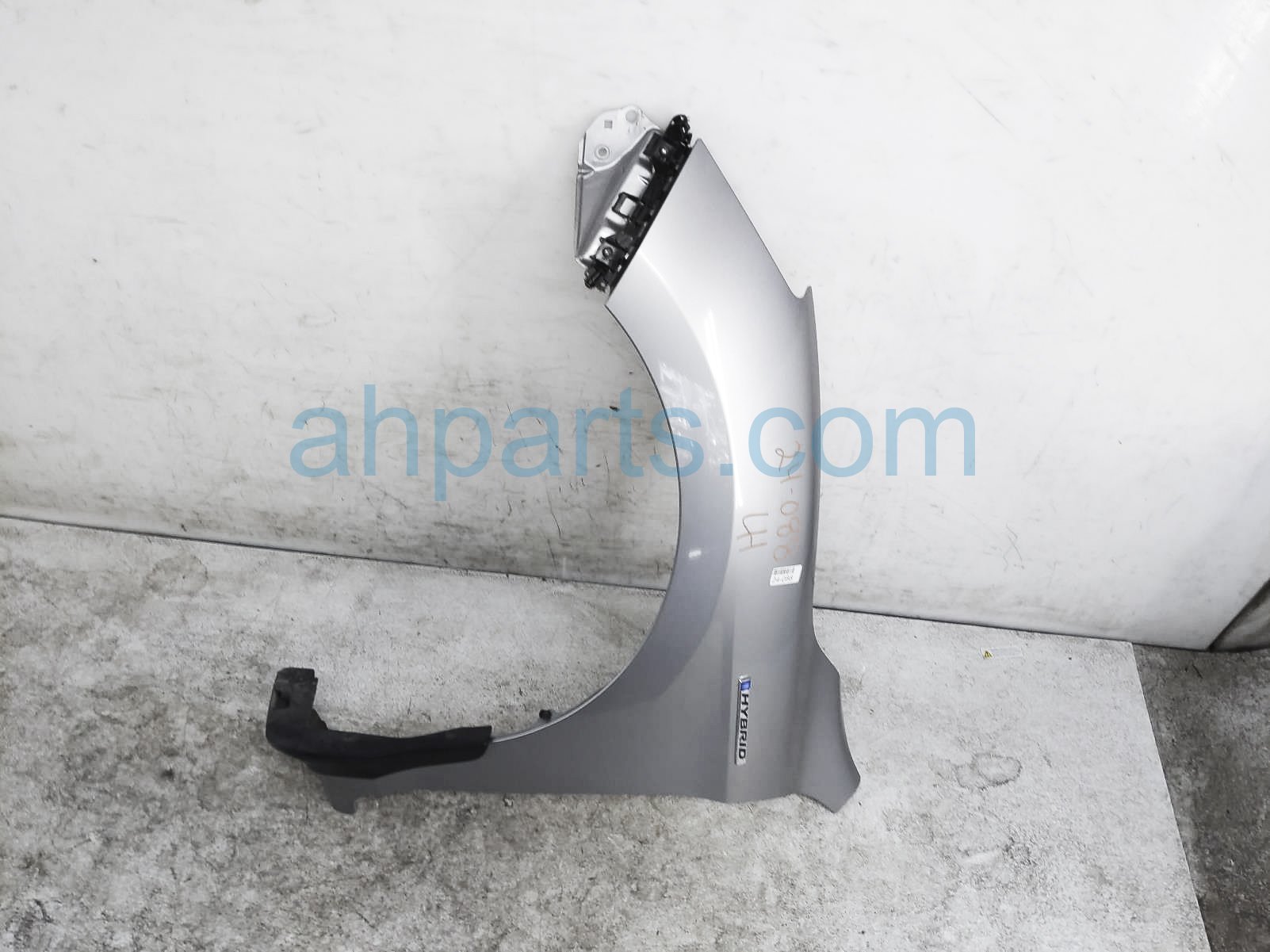 $199 Honda LH FENDER - SILVER - NH830M